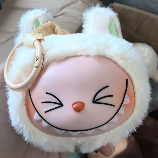 Ny Labubu Blind Box Vinyl Plysch Huvud Nyckelring Hänge Söt Monster Plysch Doll Bag Mode Hänge Födelsedagspresent Modell Barnleksak