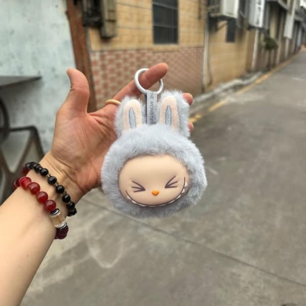 Ny Labubu Blind Box Vinyl Plysch Huvud Nyckelring Hänge Söt Monster Plysch Doll Bag Mode Hänge Födelsedagspresent Modell Barnleksak