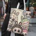 Miniatyrbillede 1 af 11: Lisa Same Labubu Lærredstaske Kvinde Sød tegneserie Shopping Håndtaske Casual Student Skuldertaske The Monsters Crossbody Tasker