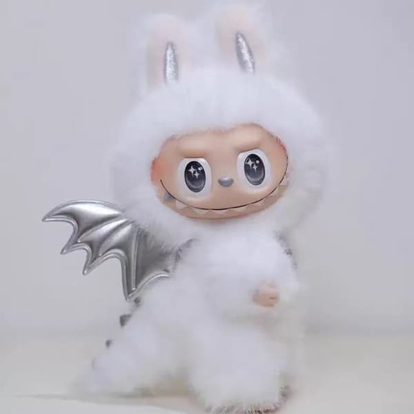 Het hög kvalitet Labubu Angel zimomo themonsters tecknad söt anime actionfigurer skrivbordsdekorationer Julklappar