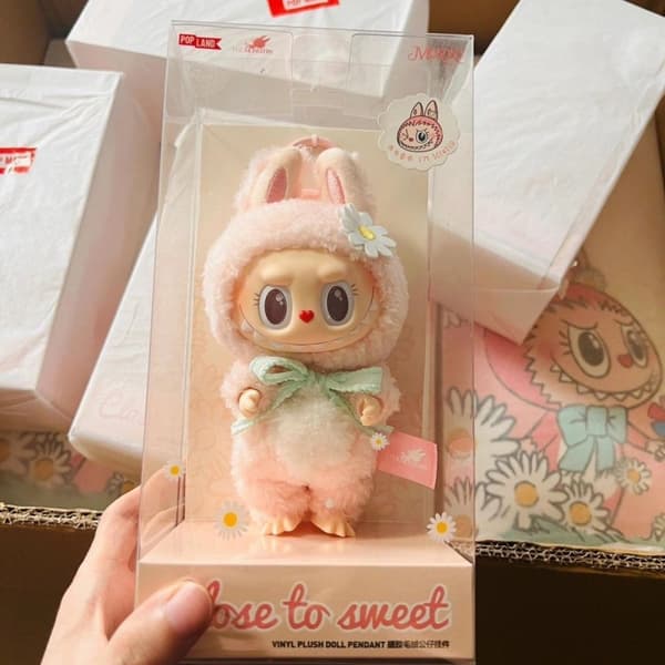 Het hög kvalitet Labubu Angel zimomo themonsters tecknad söt anime actionfigurer skrivbordsdekorationer Julklappar