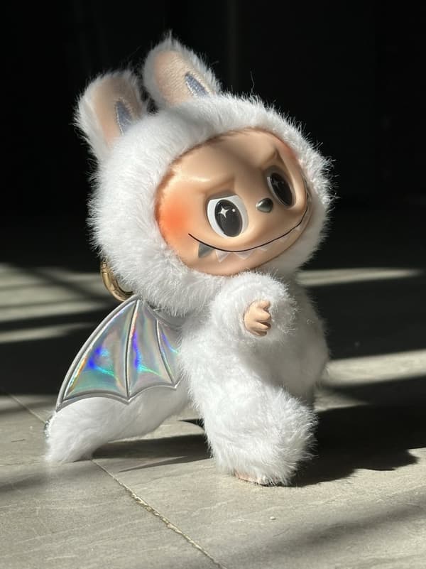 Het hög kvalitet Labubu Angel zimomo themonsters tecknad söt anime actionfigurer skrivbordsdekorationer Julklappar