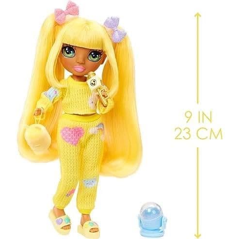 Pyjamasparty för högstadiet - 22 cm ledad modedocka - Sunny (gul) - Massor av tillbehör - från 4 år