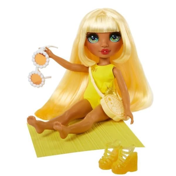 Rainbow High Swim & Style - Ledad Modedocka 27 cm - Sunny (Gul) - Baddräkt + Pareo - från 4 år