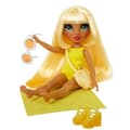 Miniatyrbild 2 av 6: Rainbow High Swim & Style - Ledad Modedocka 27 cm - Sunny (Gul) - Baddräkt + Pareo - från 4 år