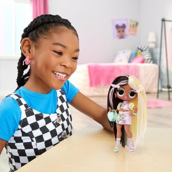 LOL Surprise Tweens S4 docka - Darcy Blush docka 17 cm - Överraskningstillbehör