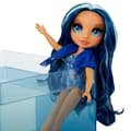 Miniatyrbillede 4 af 6: Rainbow High Swim & Style - 27 cm Tornet Modedukke - Skyler (Blå) - Badedragt + Sarong - Alder 4+