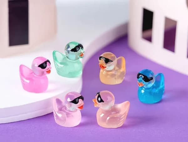 Uusi 100 kpl mini ducks with glasses pieniä valaisevia ankkoja lasikoristeen kanssa, realistinen muoto, kestävä hartsi,