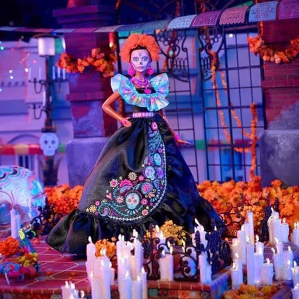 Barbie Día de Muertos 2024 Collectible Barbie Signaturdocka i svart klänning med rufsig blå topp, broderat tryck och