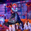 Miniatyrbild 2 av 2: Barbie Día de Muertos 2024 Collectible Barbie Signaturdocka i svart klänning med rufsig blå topp, broderat tryck och