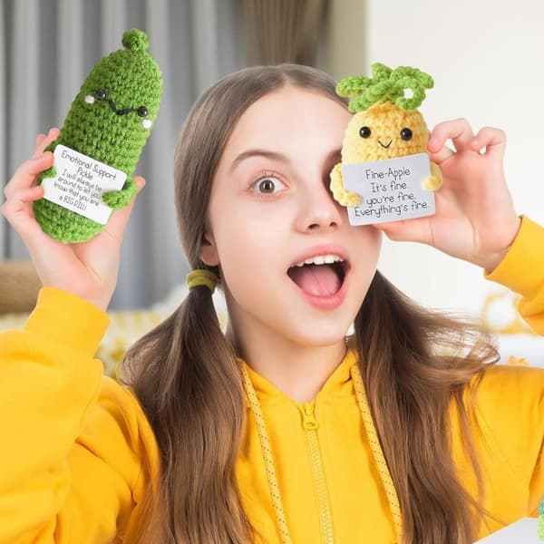 OBOSOE Positiv Potatis Tykla Doll,Emotionellt Stöd Tykla Gåva,3PCS Stöd Grönsaker och frukt Stickade dockor med positivt kort
