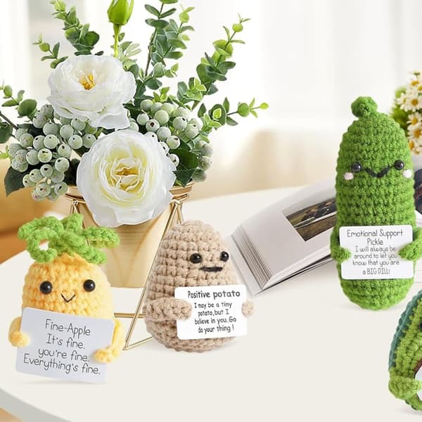 OBOSOE Positiv Potatis Tykla Doll,Emotionellt Stöd Tykla Gåva,3PCS Stöd Grönsaker och frukt Stickade dockor med positivt kort