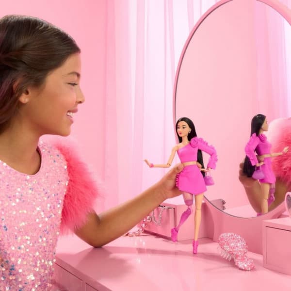 Barbie Deluxe Style docka, svart hår