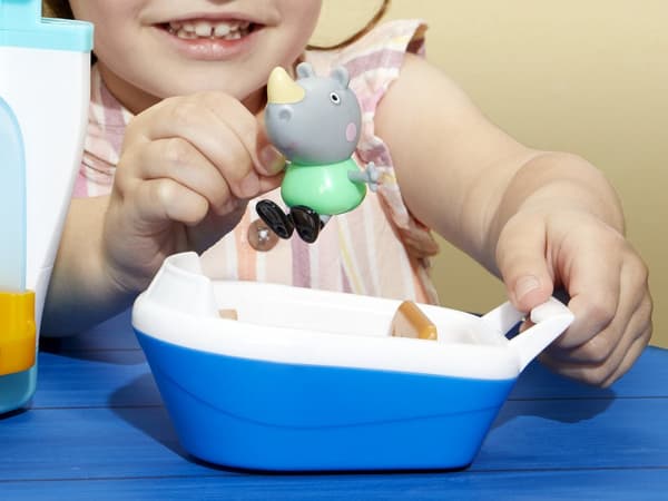 PEPPA GRIS Passagerarfartyg + 3 figurer F6284 Kryssningsfartyg