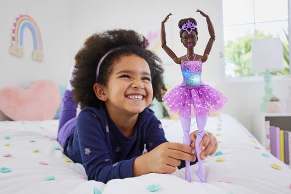 Barbie Dreamtopia Twinkle Lights -ballerinanukke, ruskeaverikkö, jossa on valo-ominaisuudella varustettu irrotettava pääpanta ja tutu