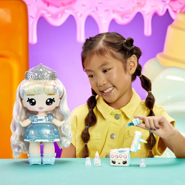 MGA Entertainment Yummiland - iso nukke + huulikiiltolemmikki - Callie-syntymäpäiväkakku