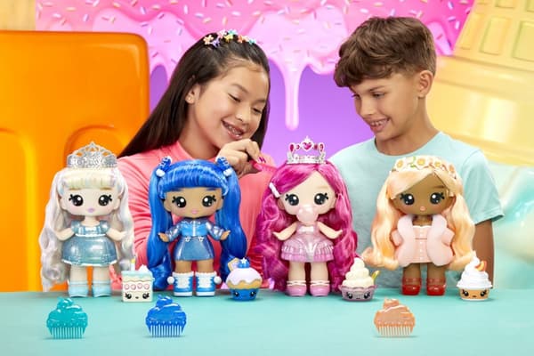 MGA Entertainment Yummiland - iso nukke + huulikiiltolemmikki - Callie-syntymäpäiväkakku