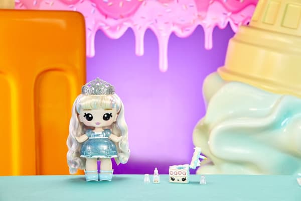 MGA Entertainment Yummiland - iso nukke + huulikiiltolemmikki - Callie-syntymäpäiväkakku