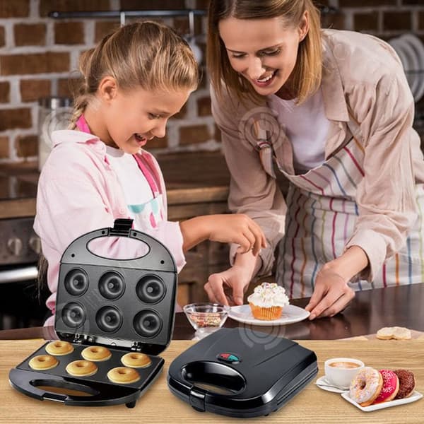 INN Doughnutmaskin gör det möjligt att tillverka 6 tjocka och non-stick doughnuts med jämn värmeledning, liten bakmaskin.