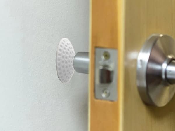 Veggbeskytter / Dørstopper – Beskytter veggen mot dørhåndtak