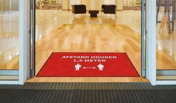 Dørmåtte 'Hold din afstand' halvanden meter - 115x180 cm