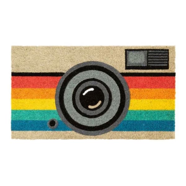 Original "Retro Camera" dörrmatta i kokosnötskal med halkfri PVC-baksida. Mått: 70 x 40 x 1,5 cm – FISURA