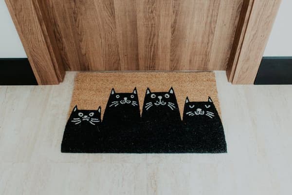 Original dörrmatta "Cats" i kokosnötskal med halkfri PVC-baksida. Mått: 70 x 40 x 1,5 cm - FISURA