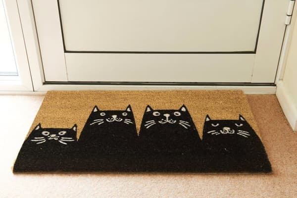 Original dörrmatta "Cats" i kokosnötskal med halkfri PVC-baksida. Mått: 70 x 40 x 1,5 cm - FISURA