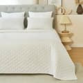 Miniatyrbillede 1 af 8: Rootz 3-delt sengetæppesæt - Sættetæppe - Ultralyds diamantquiltning - Hudvenlig - 200x220 cm & 50x70 cm - Beige/Mørkegrå