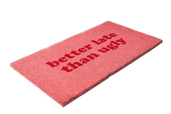 Original "Better late than ugly" kokosnötsdörrmatta med halkfri PVC-botten. Mått: 70x40cm. Rosa färg - FISURA