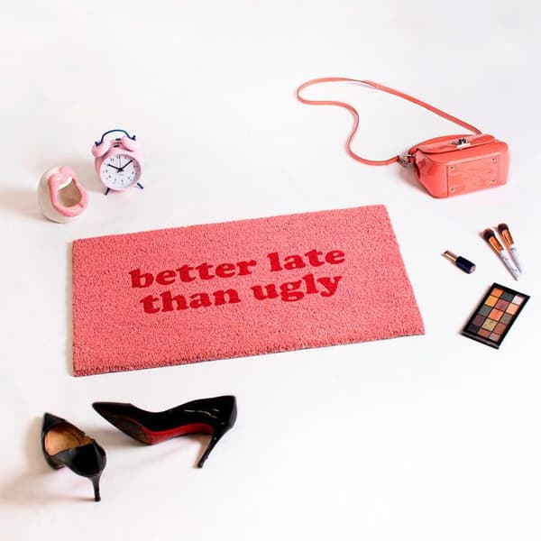 Original "Better late than ugly" kokosnötsdörrmatta med halkfri PVC-botten. Mått: 70x40cm. Rosa färg - FISURA