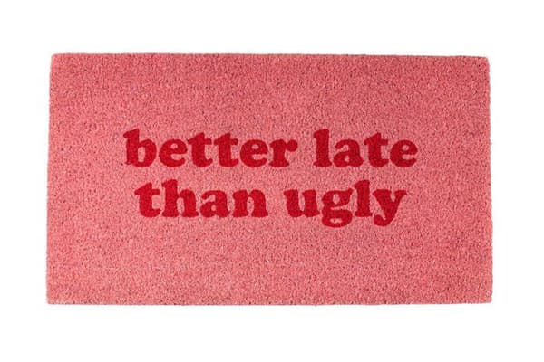 Original "Better late than ugly" kokosnötsdörrmatta med halkfri PVC-botten. Mått: 70x40cm. Rosa färg - FISURA