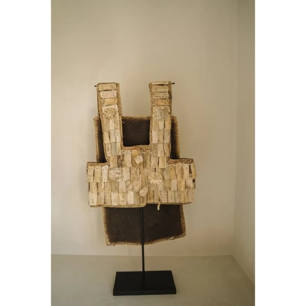 Rootz The Warrior på stativ - Konstverk - Skulptur - Buffalo Bone - Unikt mittpunkt - 10 cm x 40 cm x 80 cm