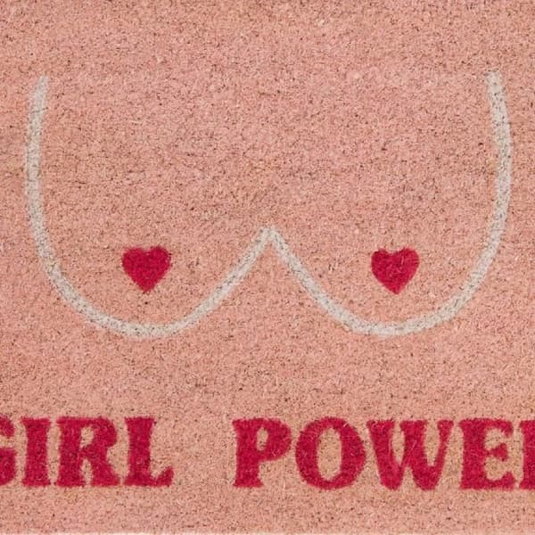 Original "Girl power" dörrmatta i kokosnötskal med halkfri PVC-baksida. Mått: 70 x 40 x 1,5 cm - FISURA