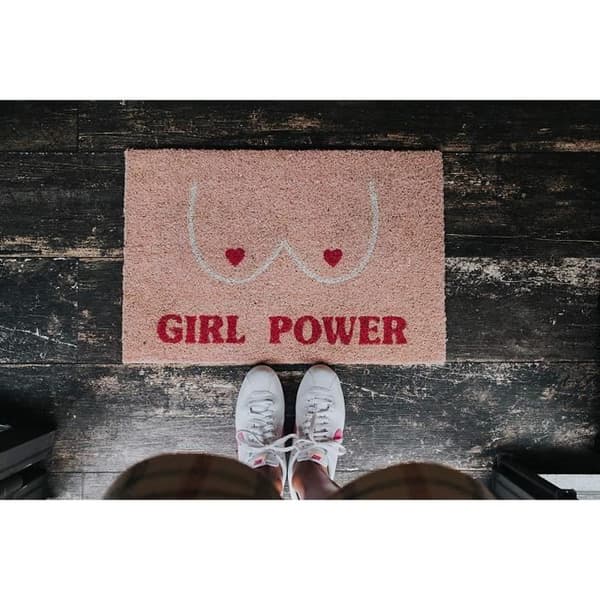 Original "Girl power" dörrmatta i kokosnötskal med halkfri PVC-baksida. Mått: 70 x 40 x 1,5 cm - FISURA