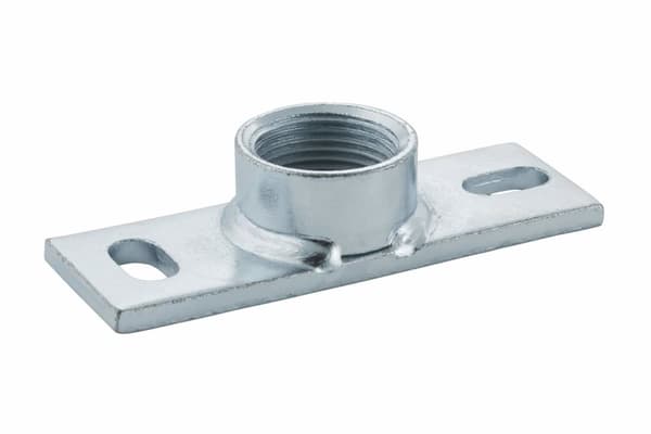 Monteringsplade med gevindmuffe GW1/2", indvendig gevind, aflang 12x4cm, 2 huller med en afstand på 9cm, galvaniseret stål (HDPE-kloaksystem)