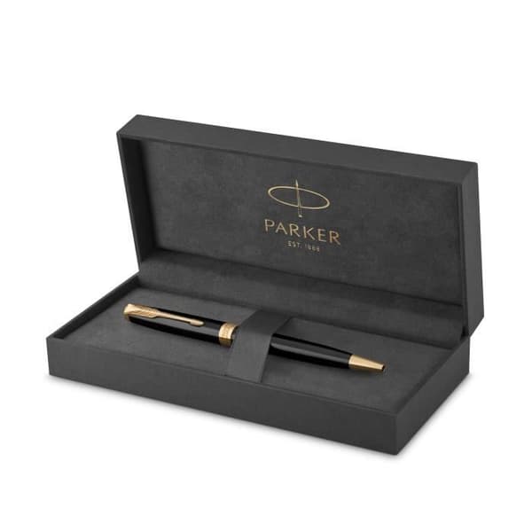 PARKER Sonnet kulspetspenna, svart lack, guldkant, svart medium spetspåfyllning, presentförpackning