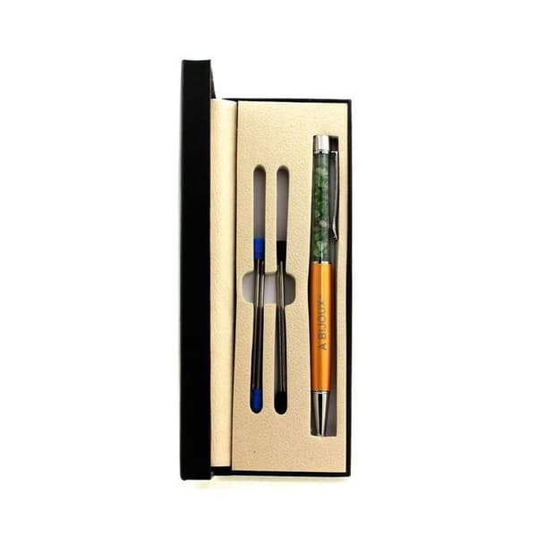 Stenar och mineraler. Raw Tsavorite Granat Minerals Pen Tanzania. Färg Gyllene gul.