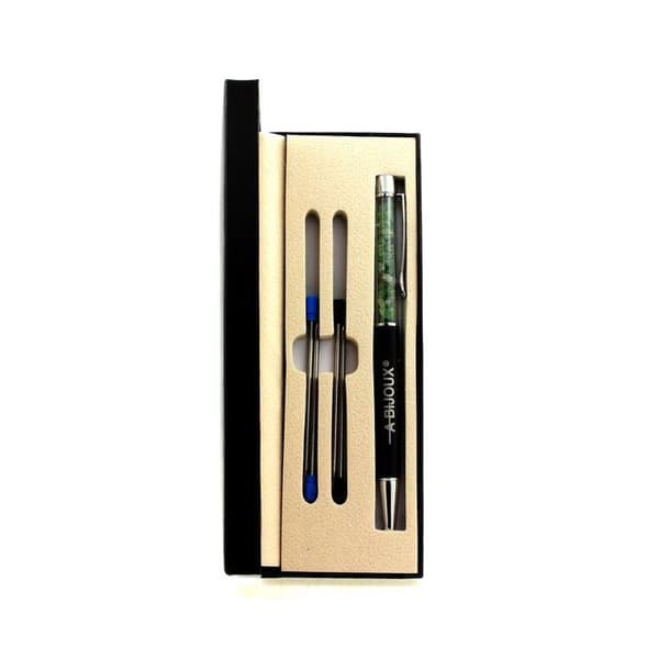 Stenar och mineraler. Raw Tsavorite Granat Minerals Pen Tanzania. Svart färg.