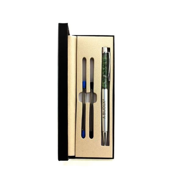 Stenar och mineraler. Raw Tsavorite Granat Minerals Pen Tanzania. Grå färg.