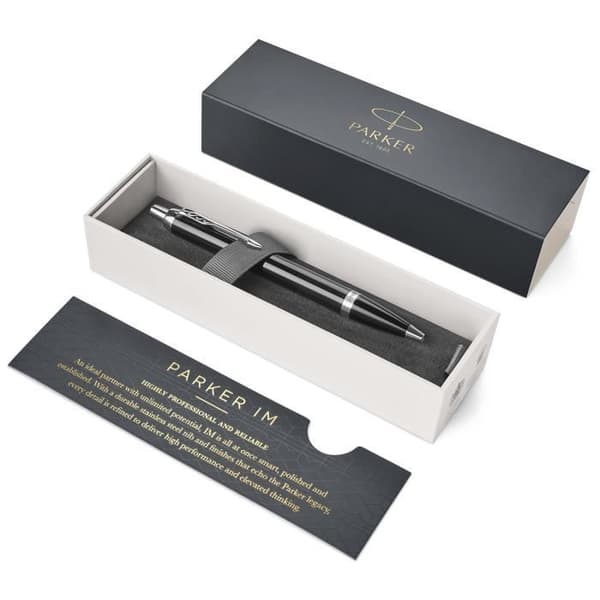 PARKER IM kulspetspenna, svart lack, kromkant, blå medium spets refill, presentförpackning