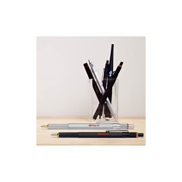 rOtring 800 kulspetspenna, medium spets, blått bläck, metallisk svart cylinder, påfyllningsbar