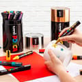 Miniatyrbild 4 av 4: Posca markörer - M 84008691 - UNI PRESENTFÖRSÄTTA i aluminium 18 delar bronslock