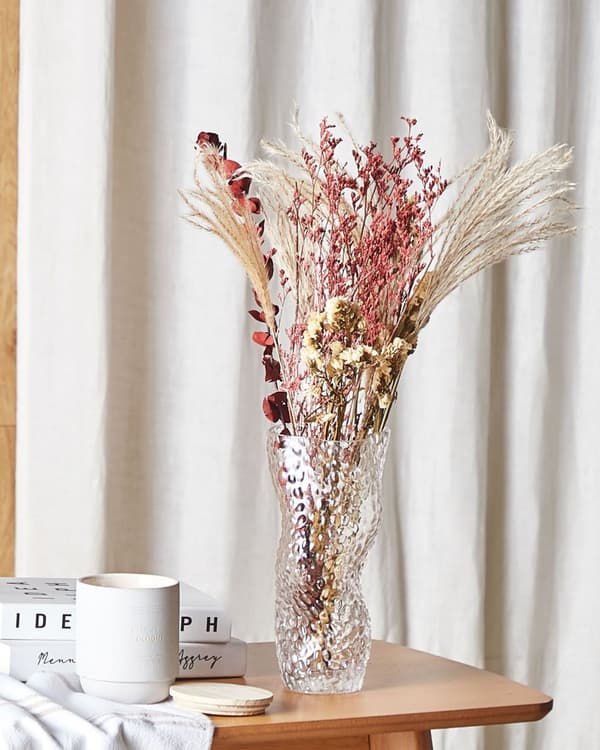 Kuivakukkakimppu vaaleanpunainen 13 x 55 cm kuivatut kukat paperikääre boho maalaismainen