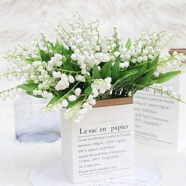 Konstgjorda liljekonvaljer bukett riktiga blommor