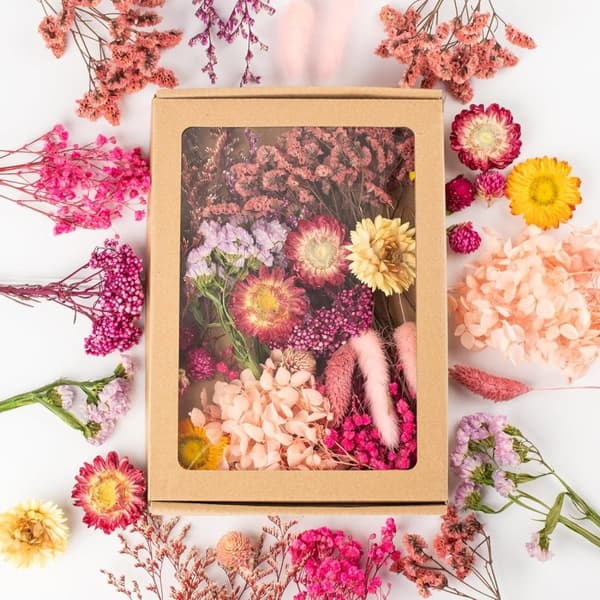 Lille tørret blomsterdekoration med papkasse – tørrede blomster til håndarbejde, harpikshåndværk, lykønskningskort og scrapbog