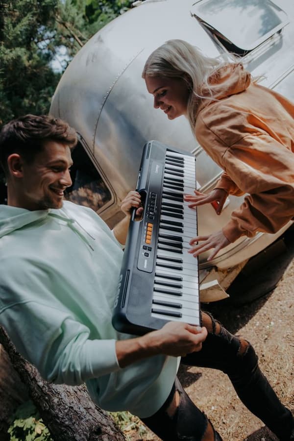 Casio CT-S100 digipiano 61 kosketinta musta, valkoinen