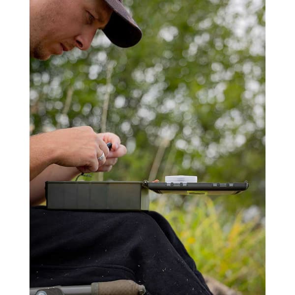 Fox International Laddad Medium Tackle Box Edges Svart