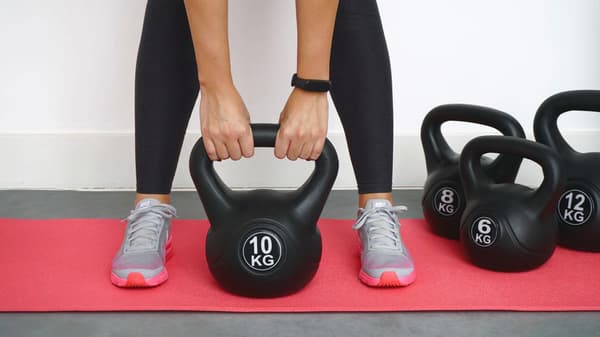 Kettlebell 16 kg - Plast - til indendørs og udendørs - Sort