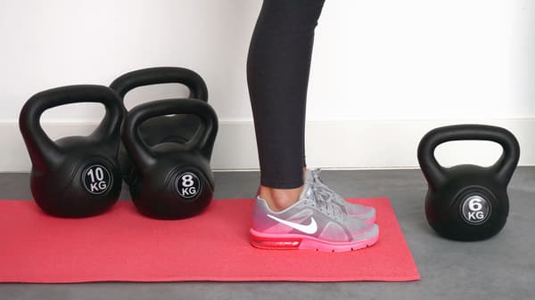 Kettlebell 16 kg - Plast - til indendørs og udendørs - Sort